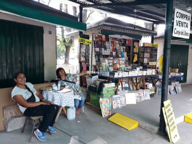 «Hay días en los que no vendemos nada» | La triste realidad de los vendedores de libros del Parque San Martín