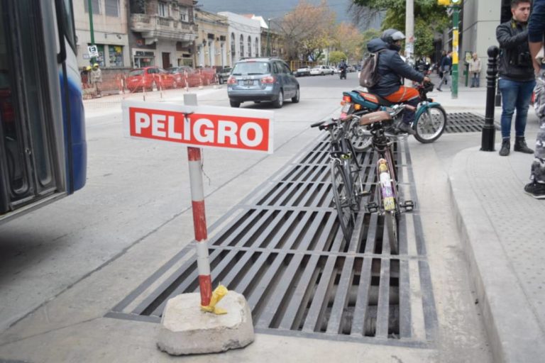 El intendente responde por las alcantarillas de Av. Belgrano: “las bicicletas no pueden ir por ese carril”