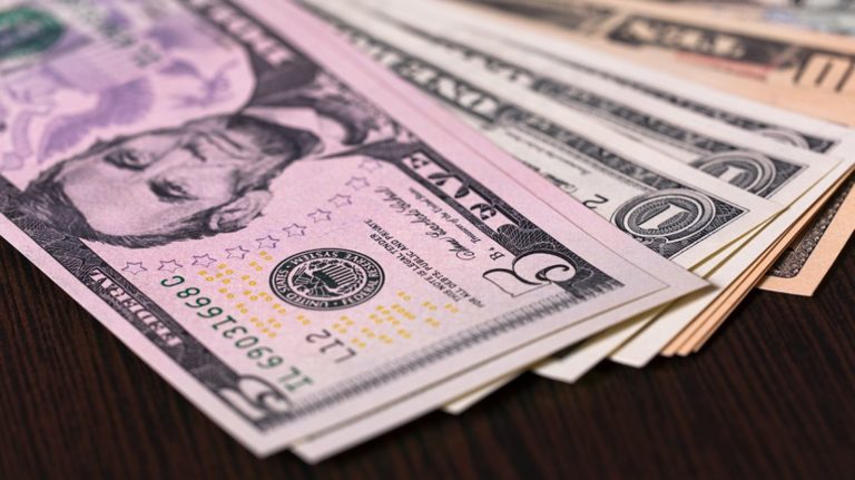 Primera semana del cepo | El dólar cierra a 58 pesos y el riesgo país sobrepasa los 2 mil puntos