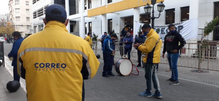 Piden apertura de paritarias | Manifestación de trabajadores salteños de Correo Argentino