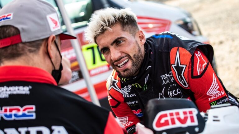 Kevin Benavides parte a Arabia Saudita | El salteño fue el primer latinoamericano en ganar el Dakar en motos
