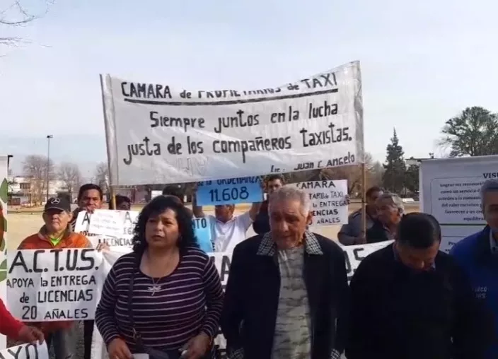 Taxistas salteños se manifestaron por la entrega de licencias veinteañales