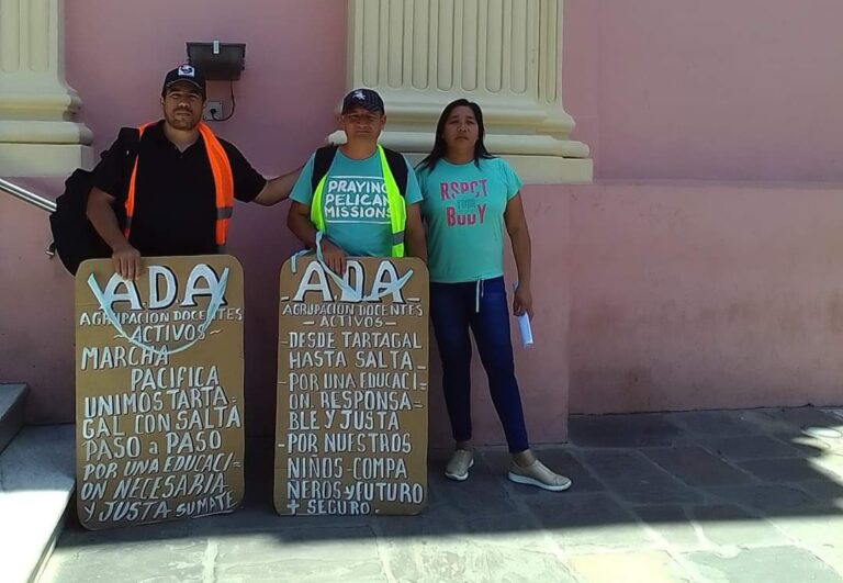 Denuncian cierres de cursos y carreras | Docentes de Tartagal caminaron hasta la ciudad de Salta