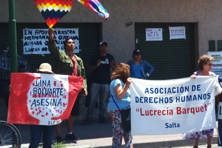 Más de 60 muertes | Marcharon en Salta para repudiar la represión en Perú