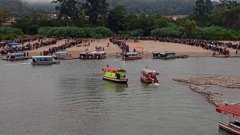 aguas blancas bermejo Filas de argentinos esperando cruzar a Bolivia